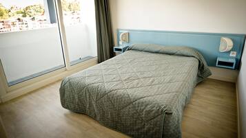 Cortinas blackout, tabla de planchar con plancha y wifi gratis