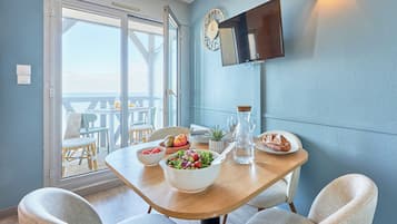 Studio, balkon, uitzicht op zee | Woonruimte | Een televisie