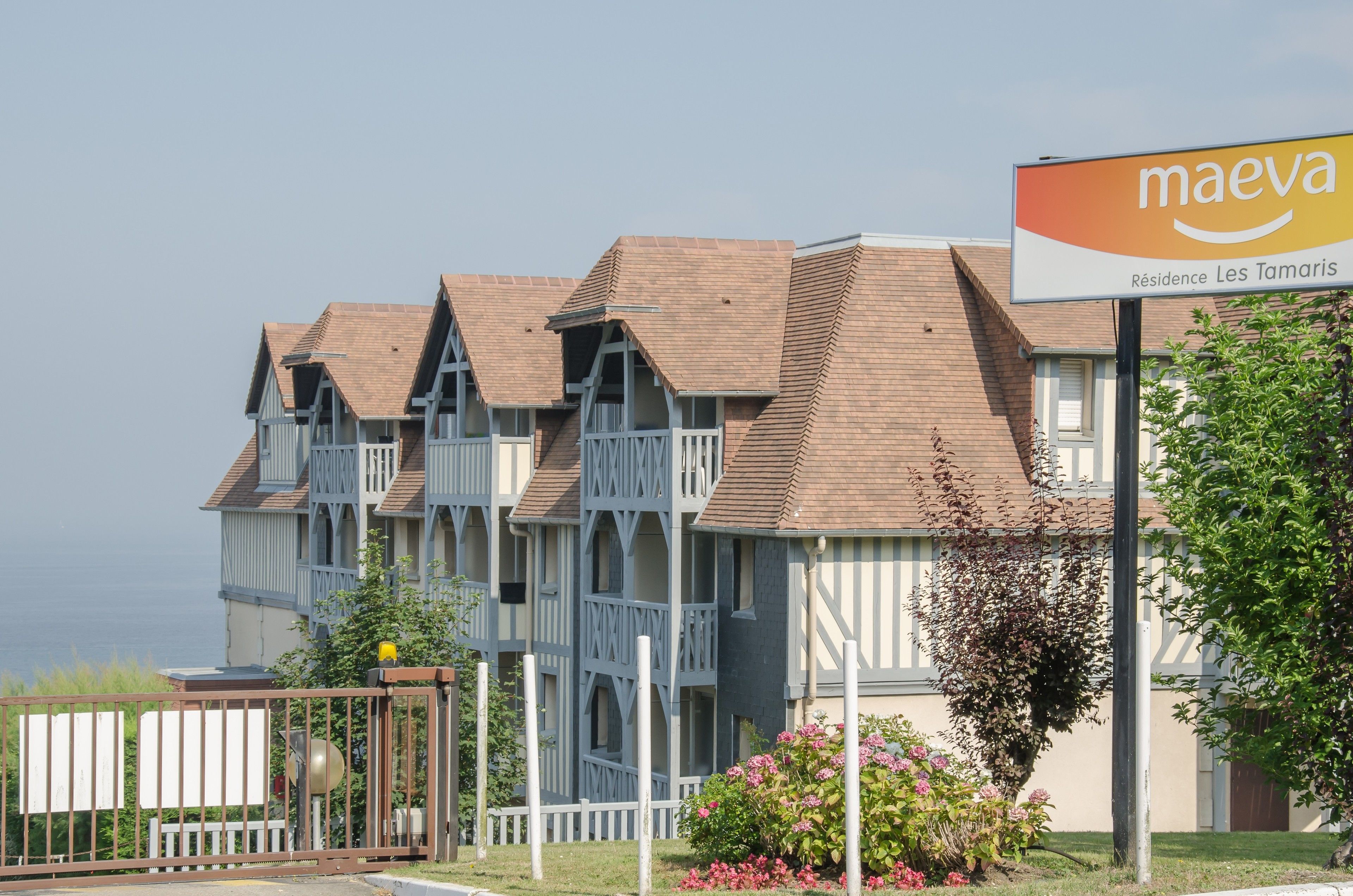 A residential building with a sign for Maeva Residence Les Tamaris.