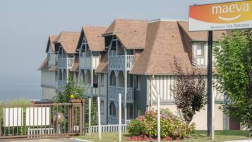 A residential building with a sign for Maeva Residence Les Tamaris.