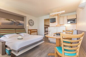 Studio 4 people - 1 sleeping alcove - Balcony - Sea view | Living area | TV