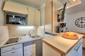 Studio 4 people - 1 sleeping alcove - Terrace or balcony | Private kitchen | Fridge, microwave, stovetop, dishwasher