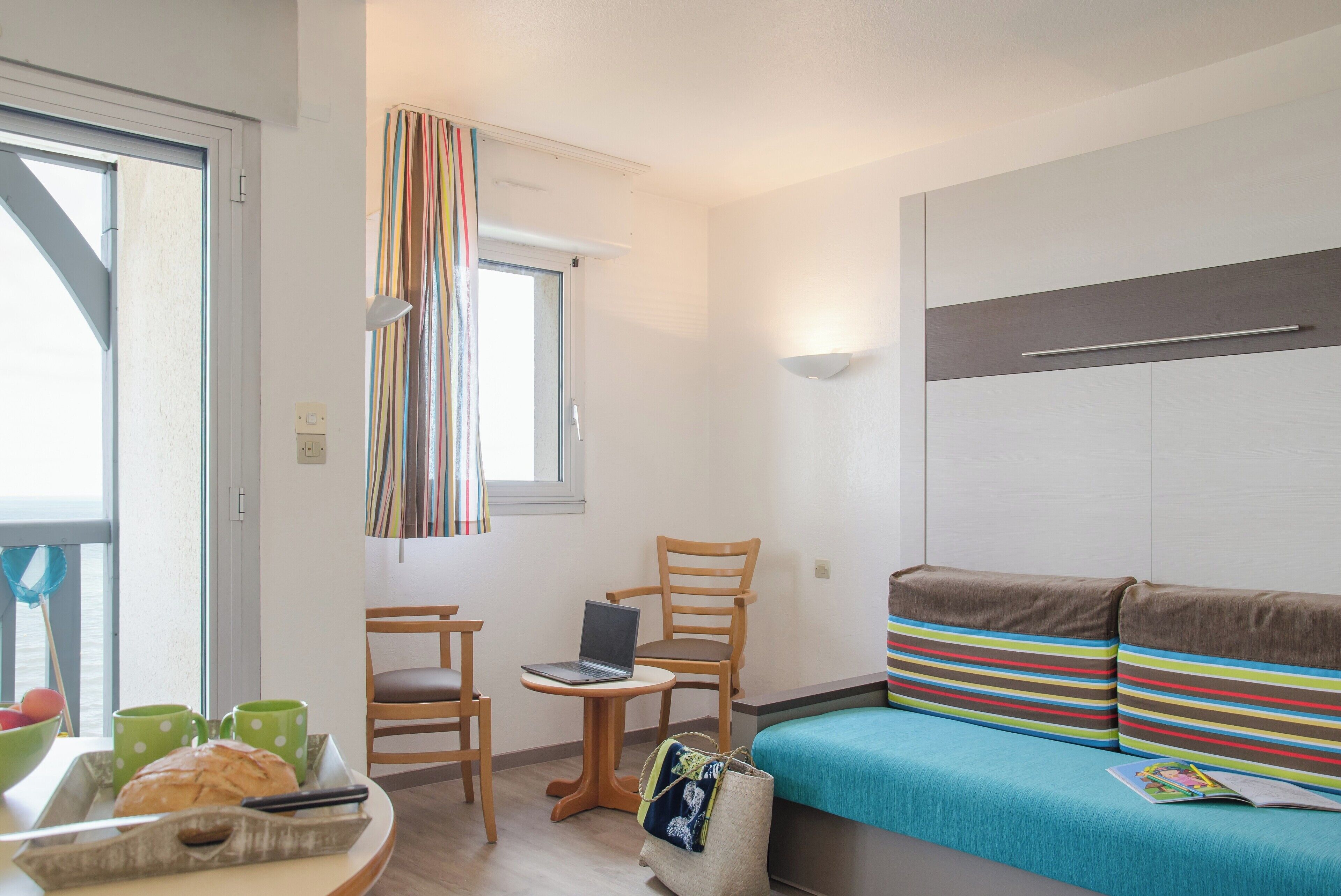 Studio 4 people - 1 sleeping alcove - Terrace or balcony  - Sea view | Living area | TV