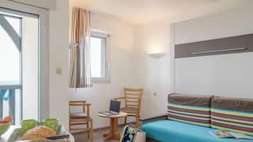 Studio 4 people - 1 sleeping alcove - Terrace or balcony - Sea view - Renovated | Living area | TV