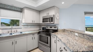 Deluxe Condo, Ocean View | Private kitchen | Full-size fridge, microwave, stovetop, dishwasher