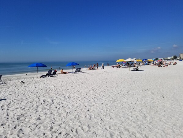 Na praia, areia branca 