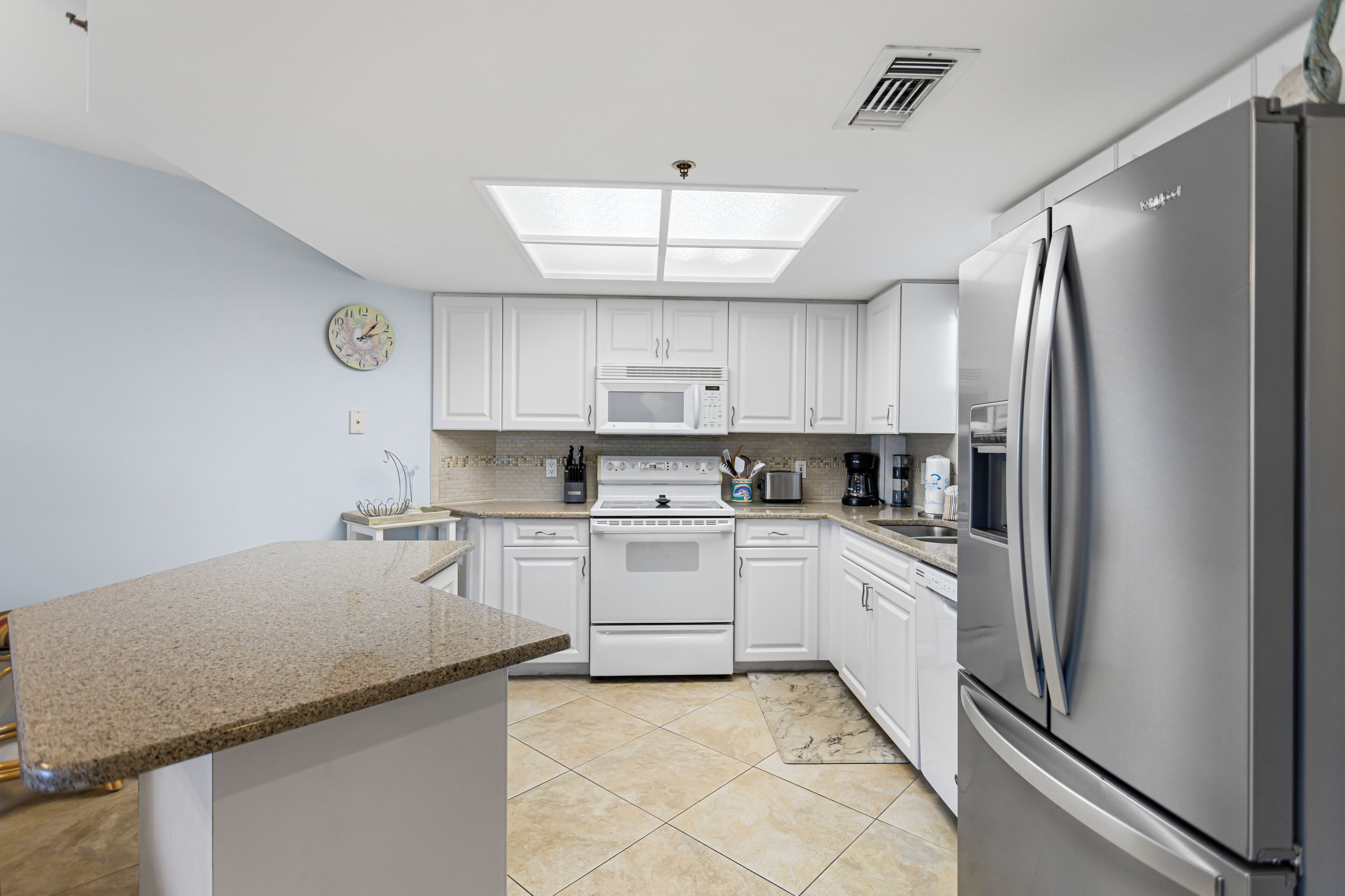 Standard Condo | Private kitchen | Full-size fridge, microwave, stovetop, dishwasher