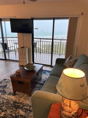 Condo Deluxe, vista a la playa | Área de sala de estar | Televisión de pantalla plana y reproductor de DVD 