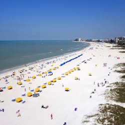 Na praia, areia branca
