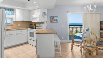 Deluxe Condo, Ocean View | Dapur peribadi | Peti sejuk/penyejuk beku saiz penuh, ketuhar gelombang mikro, dapur