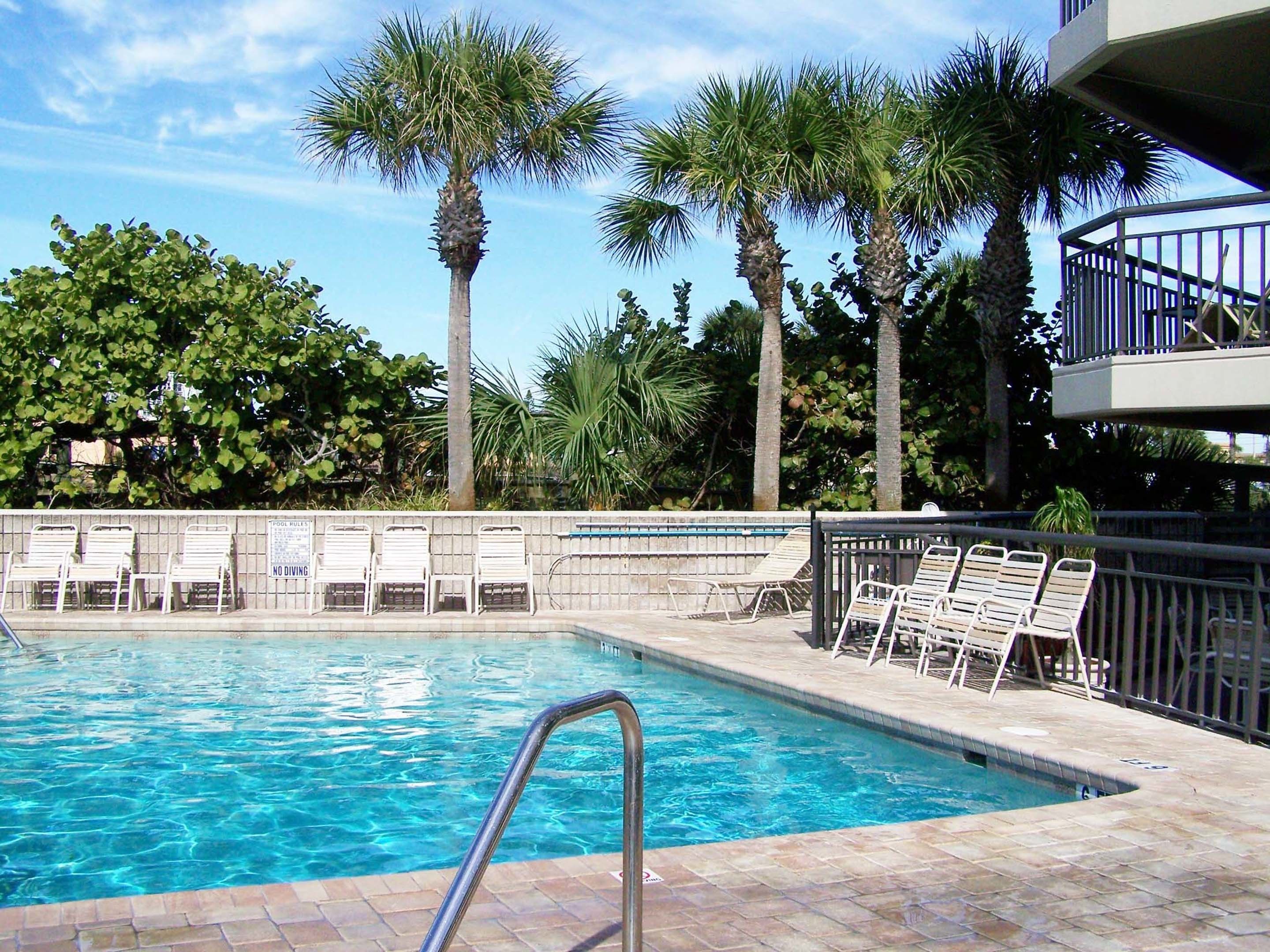 Piscine extérieure, piscine chauffée, chaises longues