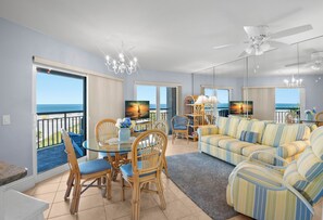 Condo Deluxe, vista al océano | Decoración personalizada, muebles diferentes y insonorización 