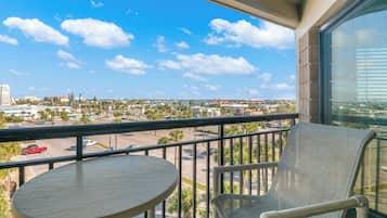 Deluxe Condo, Partial Ocean View | Pemandangan balkoni