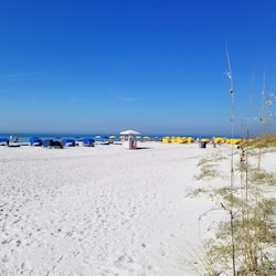 Na praia, areia branca