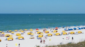 På stranden, hvidt sand