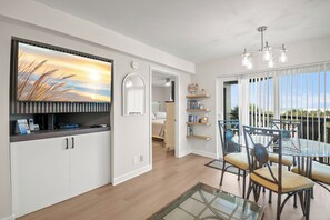 Condo estándar | Decoración personalizada, muebles diferentes y insonorización 