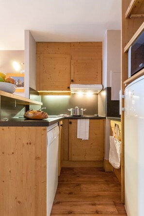 Appartement 6 personnes - 2 chambres - Exposition sud | Cocina básica privada | Frigorífico, microondas, placa de cocina y lavavajillas