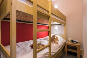 1 bedroom, iron/ironing board, cots/infant beds, free WiFi