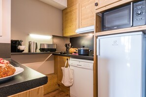Appartement 4 personnes - 1 chambre - Exposition Sud - Vue montagne dégagée | Coin cuisine privé | Réfrigérateur, micro-ondes, plaque de cuisson, lave-vaisselle