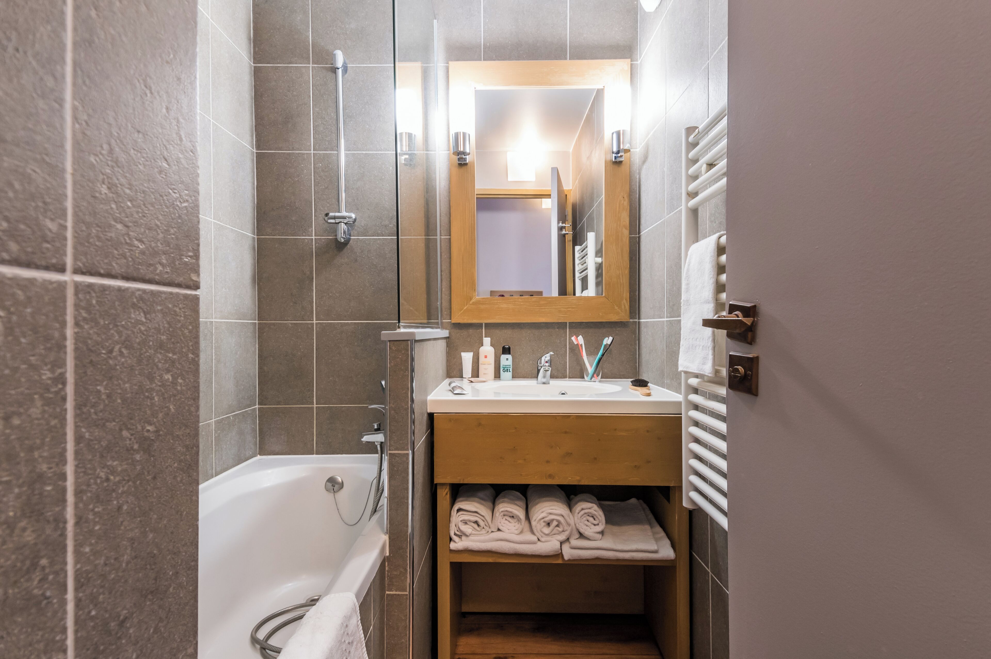 Articles de toilette écologiques, sèche-cheveux, serviettes fournies