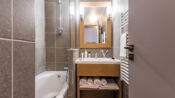 Articles de toilette écologiques, sÚche-cheveux, serviettes fournies