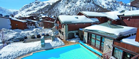 Una piscina cubierta, una piscina al aire libre