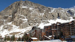 A mountain lodge with multiple floors, wooden exterior, and snow-covered surroundings. - Résidence Pierre & Vacances La Daille (Val-d'Isere)
