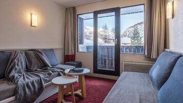 Apartment 4 people - 1 bedroom | Living area | TV