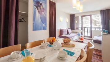Apartment 6 people - 1 bedroom + 1 sleeping alcove - Open mountain view | In-room dining