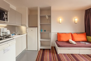 Apartment 6 people - 1 bedroom + 1 sleeping alcove - Open mountain view | Living room | TV