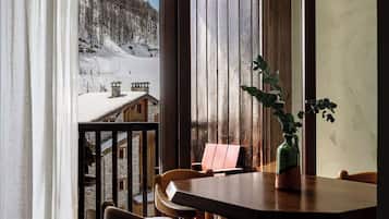 Suite, balcon (Glacier) | Coin séjour | Télévision à écran plat