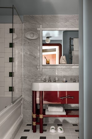 Suite Junior (Solaise) | Bagno | Doccia, set di cortesia firmato, asciugacapelli, accappatoio