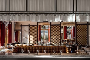 Déjeuner, dîner et souper servis sur place; cuisine internationale