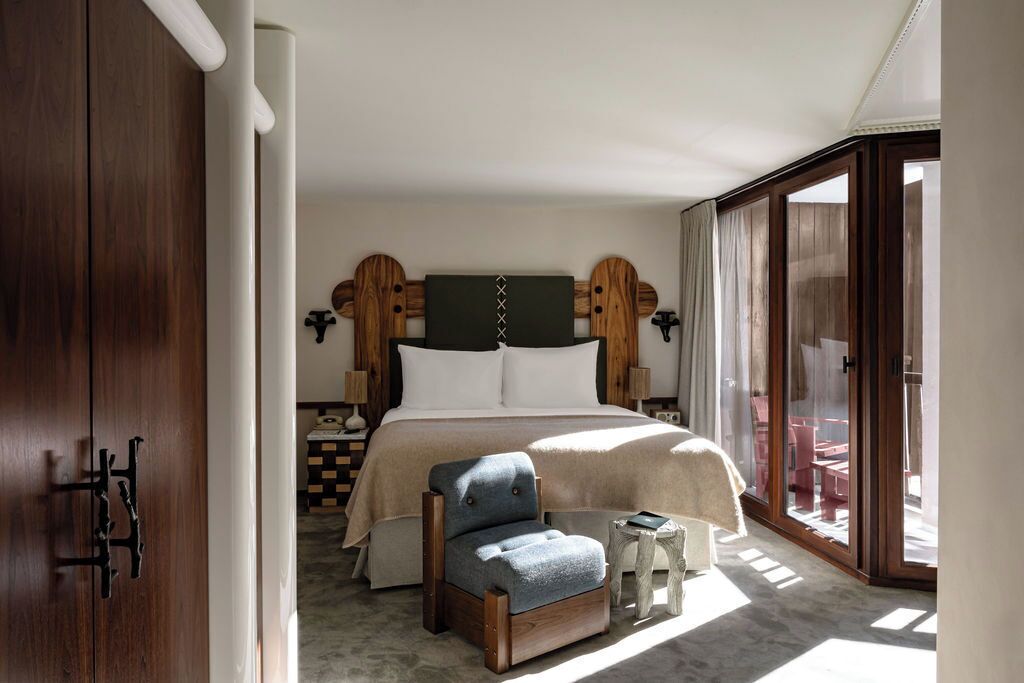 أغطية فراش متميزة وميني بار وخزنة داخل الغرفة وتجهيزات عازلة للصوت