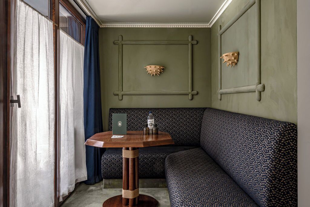 junior suite (solaise) | living area | flat-screen tv