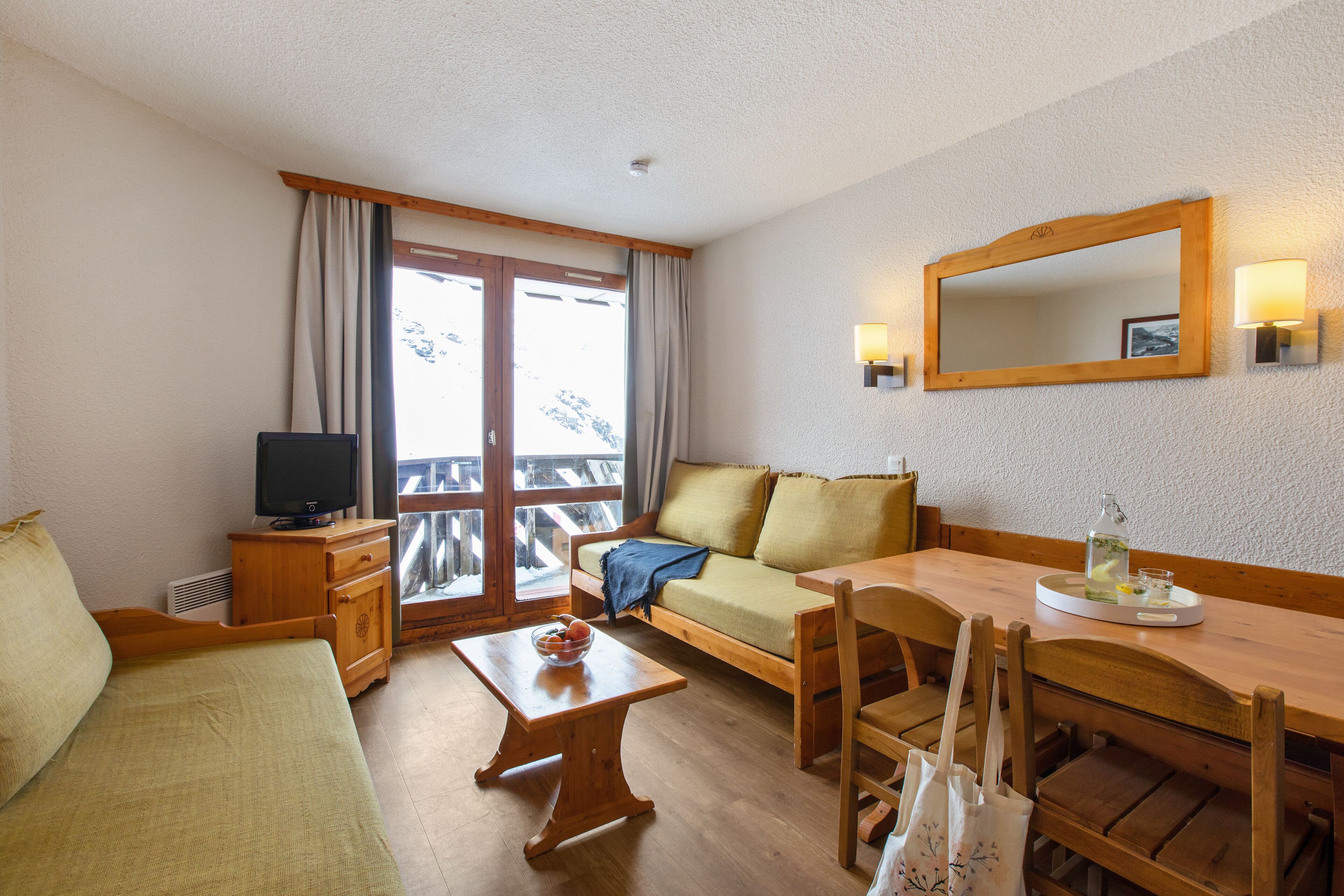 Apartment 4 people - 1 bedroom | Living area | TV