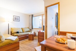 Apartment 5 people - 1 bedroom | Living area | TV - Pierre & Vacances Résidence Les Temples du Soleil (Les Belleville)