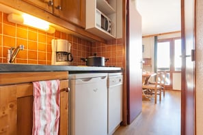 Studio 4 people - 1 sleeping alcove | Private kitchen | Fridge, microwave, stovetop, dishwasher