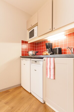 Apartamento estándar, 2 habitaciones (7 people / 7 personnes) | Cocina básica privada | Frigorífico, microondas, placa de cocina y lavavajillas