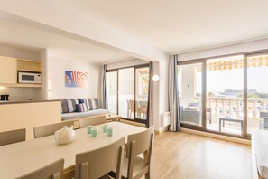 Appartement 7 personnes - 2 chambres - Terrasse spacieuse - Vue mer - Climatisé | Aire de séjour | Livres