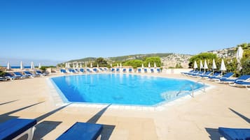 Seasonal outdoor pool, pool umbrellas, sun loungers