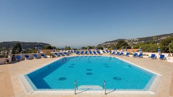 Seasonal outdoor pool, pool umbrellas, sun loungers