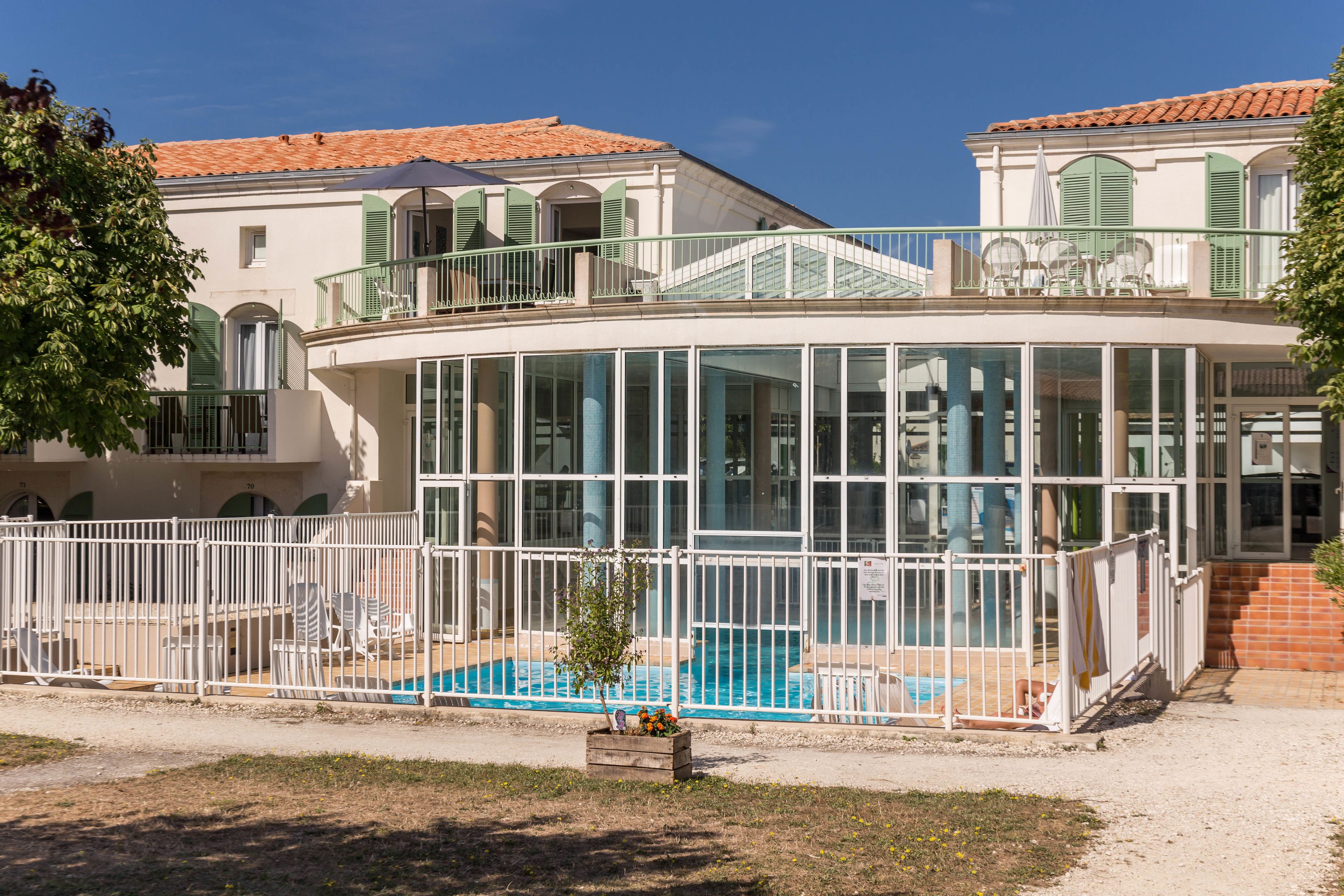 Piscine couverte, accès possible de 09 h 00 à 19 h 00, chaises longues 