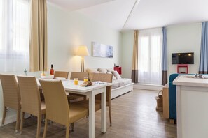 Appartement | Woonruimte | Televisie en boeken