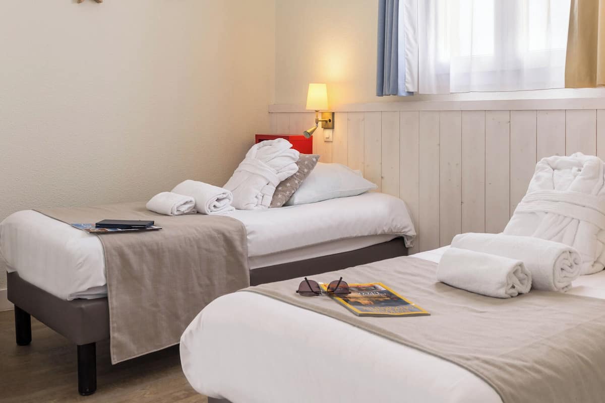 Appartement 4 personnes - 1 chambre - Terrasse - Vue piscine | Setrika/meja setrika, Wi-Fi gratis, dan seprai linen