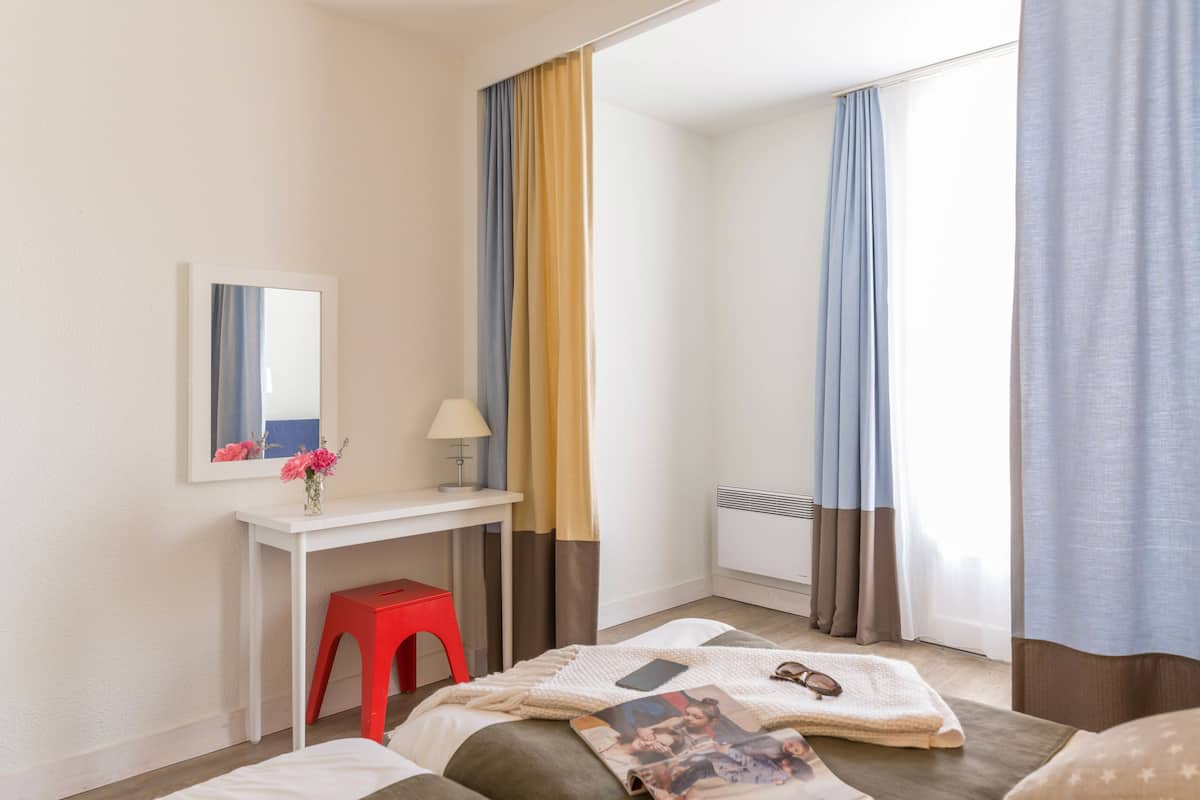 Apartemen, 1 kamar tidur, teras, lantai dasar | Setrika/meja setrika, Wi-Fi gratis, dan seprai linen