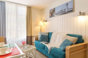 Appartement, 1 slaapkamer, terras, op benedenverdieping | Woonruimte | Televisie en boeken