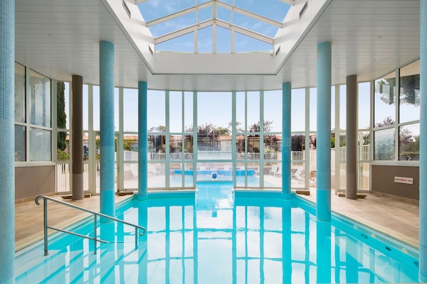 Piscine couverte, accès possible de 09 h 00 à 19 h 00, chaises longues