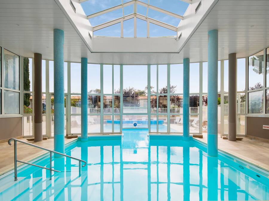 Piscine intérieure, accès possible de 9 h à 19 h, chaises longues