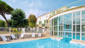 Indendørs pool, åben fra kl. 09.00 til kl. 19.00, liggestole